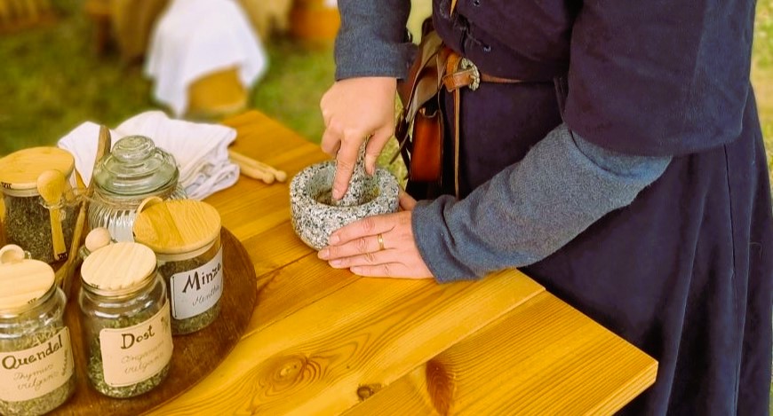 Kräutersalz mörsern